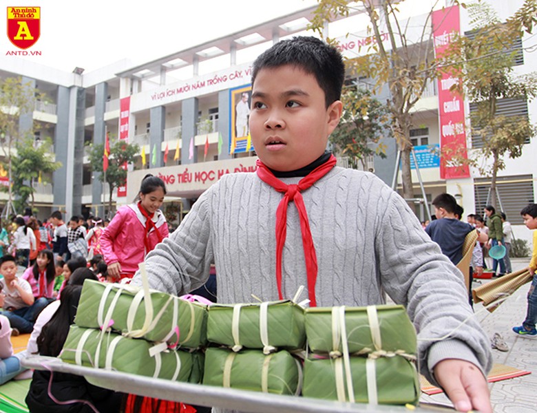 Học sinh Hà Nội thích thú gói bánh chưng ngày Tết